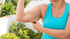 ダンベルを使わずに自宅でたるんだ二の腕を引き締める方法:10分間の簡単プラン