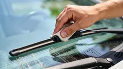 古いワイパーブレードを急いで捨てないで：効果抜群の安上がりな裏ワザ