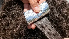 ホイルの魔法：数分でくせ毛を艶やかな髪に変える裏技