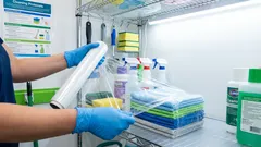 普通のビニール袋がほこりを取り除くのに役立つ理由:掃除の秘訣