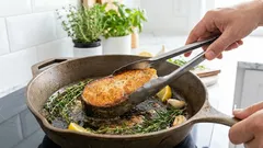 魚を焼く前にフライパンにレモン汁を注ぐ理由――そして、そうしなかったらどうなるのか