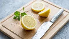 木のまな板でこれらの食材を切らないで――専門家が「1か月も持たない」と警告