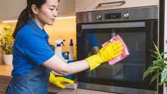 どのキッチンにもあるこのアイテムで、オーブンの内側のガラスをきれいにする簡単な裏ワザ