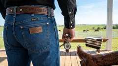 なぜジーンズのウエスト後部に革パッチが縫い付けられているのか:かつて“本物の証”として機能したディテール