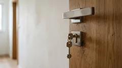 夜間に鍵を鍵穴に入れたままにしてはいけない理由:専門家が広まっている「ライフハック」の誤りを指摘